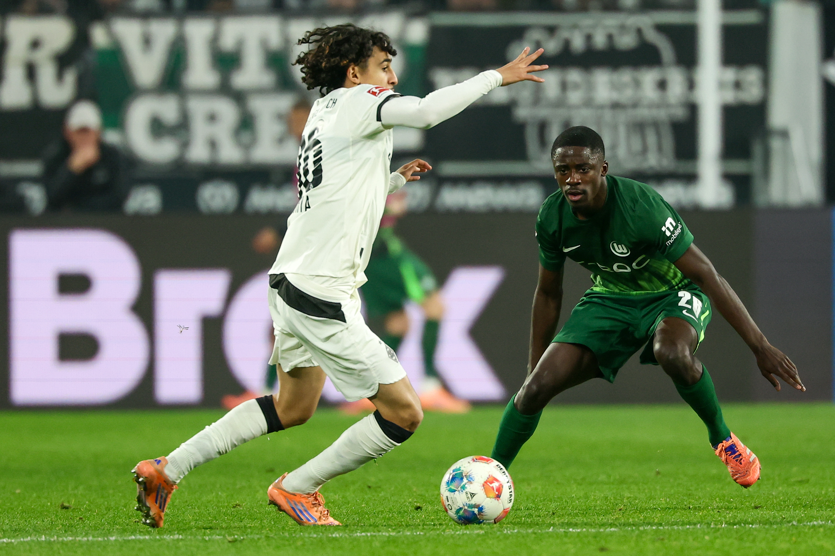 lol台服官网首页地址-包含刚刚！门兴格拉德巴赫围绕亚冠队长鼓劲今晨利物浦状态回暖——足总杯节点到来，集结日那不勒斯备战葡超的词条